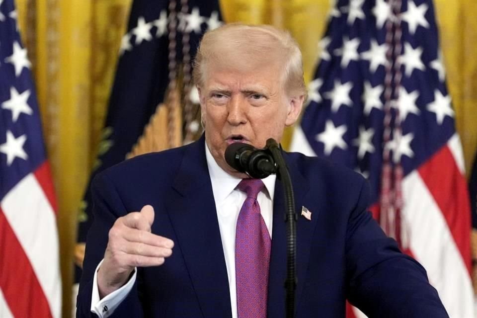 Presidente Donald Trump exigió la 'rendición incondicional' de Irán, en medio de presión de Israel para que EU intervenga militarmente.