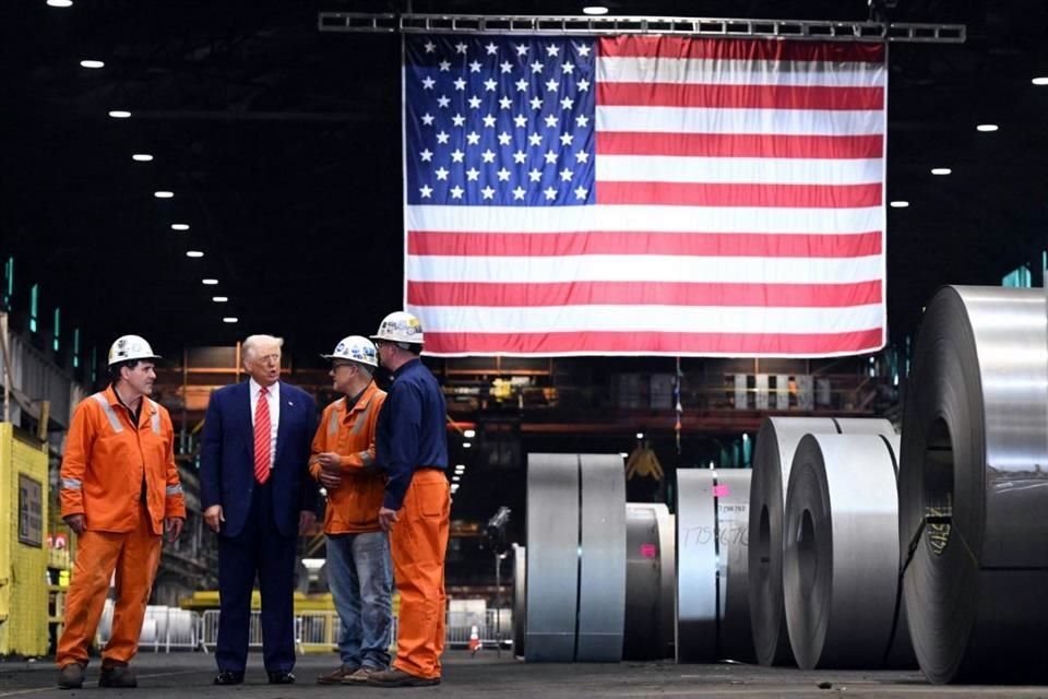 El Presidente Donald Trump durante un recorrido por una de las plantas de US Steel.