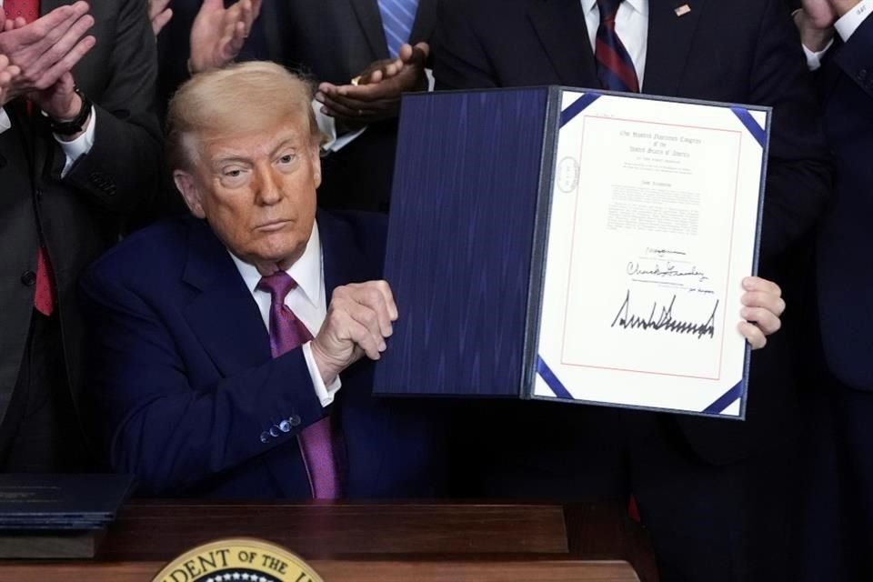 Donald Trump firmó resoluciones conjuntas del Congreso que bloquean esfuerzo de California de eliminar gradualmente vehículos a gasolina.