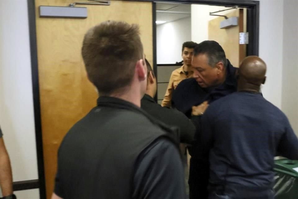 El senador Alex Padilla fue expulsado por la fuerza tras interrumpir una conferencia de prensa de la Secretaria de Seguridad Kristi Noem.