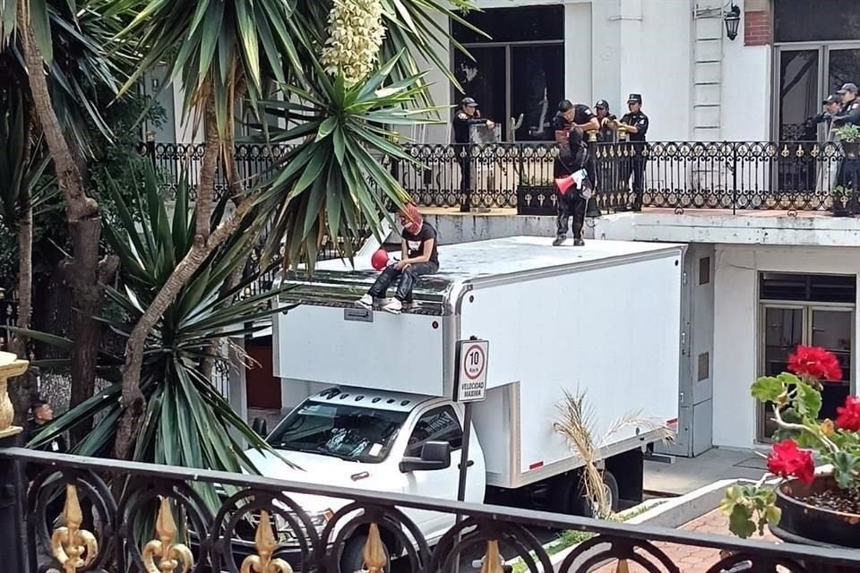 Las mujeres también realizaron pintas en el inmueble.