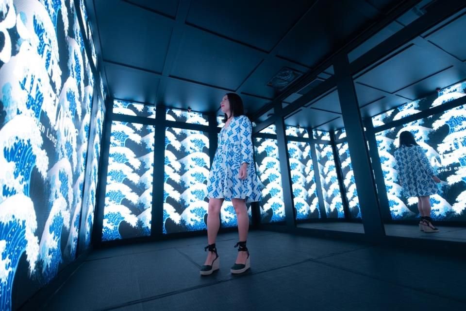 Es un espacio inspirado en Shinjuku, una de las zonas más transitadas de Tokio.