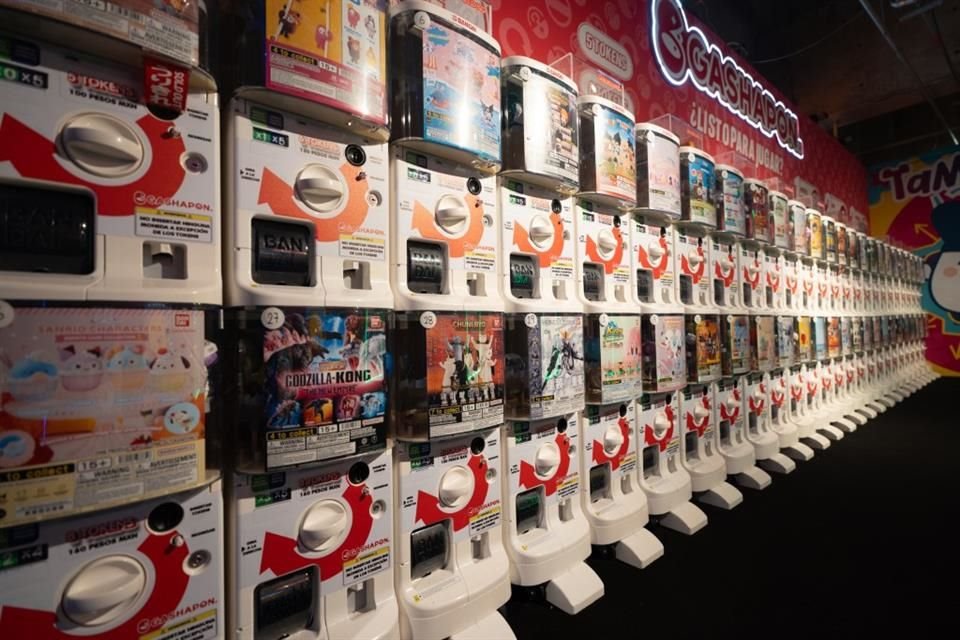 Incluso cuentan con las maquinitas gashapon.