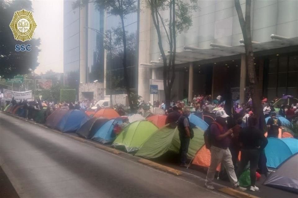 Los inconformes colocaron casas de campaña sobre la Avenida como protesta.
