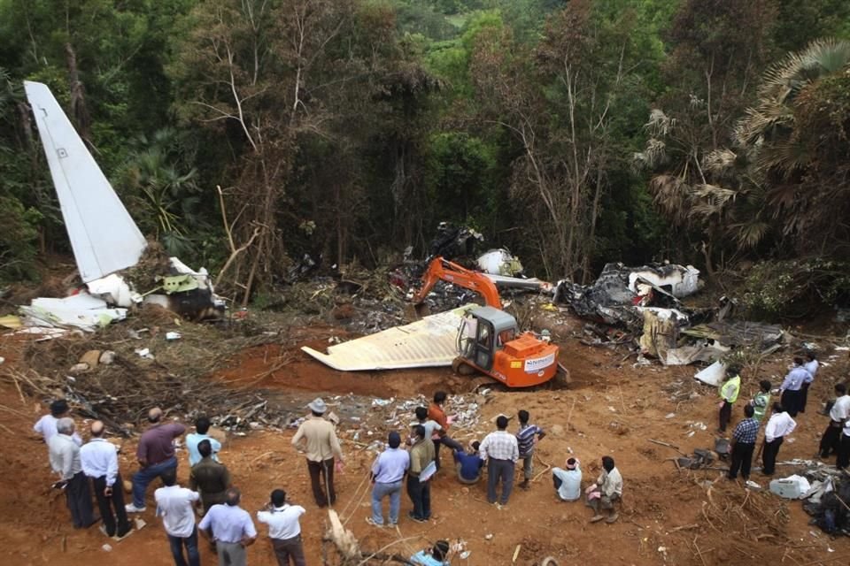 Boeing informó que en el vuelo AI 171 iban 242 personas con destino al Aeropuerto de Londres-Gatwick. 