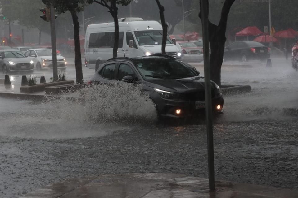 Esta tarde ya se registra lluvia intensa en Reforma y Avenida Hidalgo.