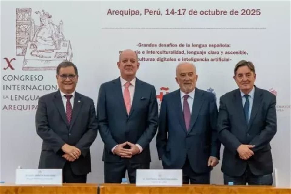 El Embajador de Perú en España, Luis Ibérico; el presidente de la Comisión Organizadora y del Grupo de Trabajo del CILE de Perú, Carlos Chávez-Taffur; el director de la RAE, Santiago Muñoz Machado y el director del Instituto Cervantes, Luis García Montero (de izq. a der.)