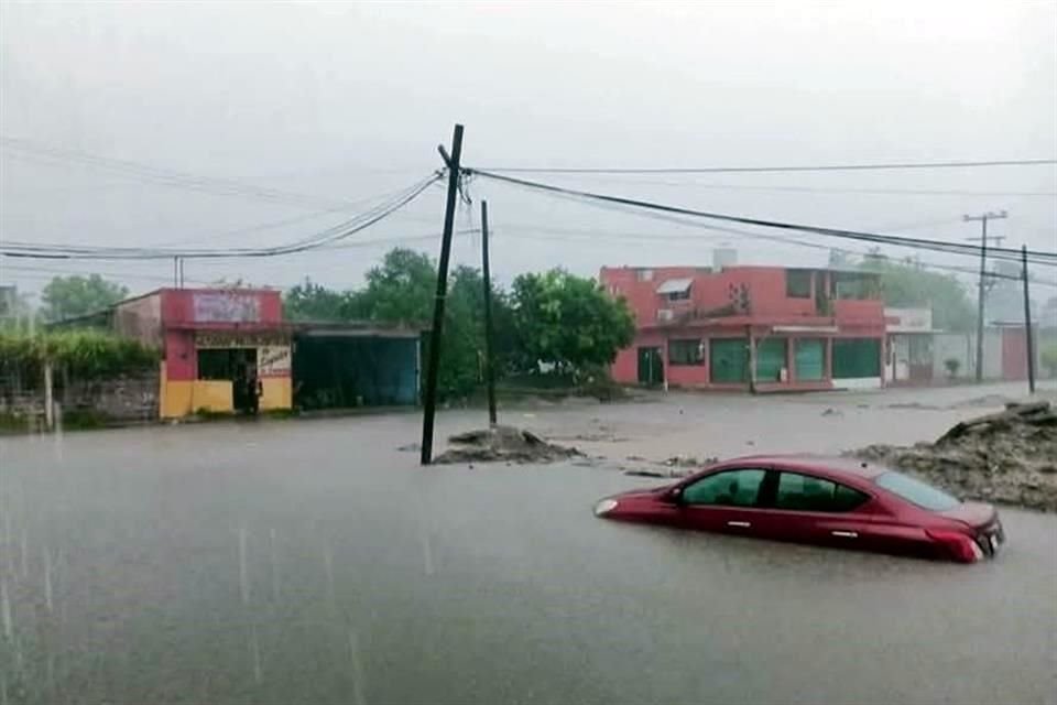 En Tabasco, intensas lluvias y fuertes vientos han provocado inundaciones, caída de árboles y postes, y afectaciones considerables en viviendas y servicios básicos de varios municipios.