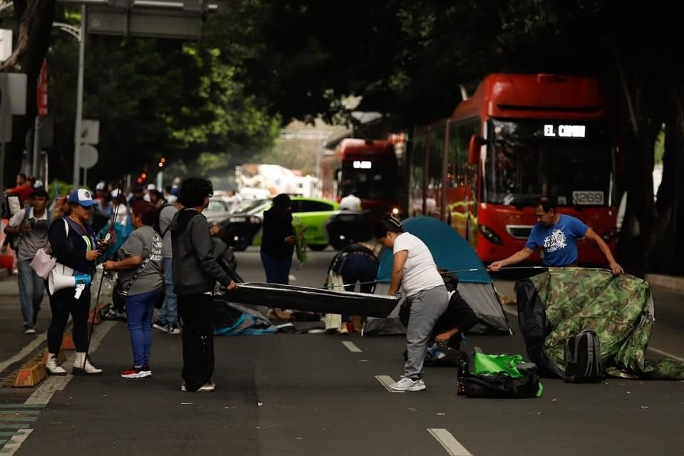 Vecinos de Tlalpan bloquearon Insurgentes Sur en demanda de la introducción de agua potable y construcción de drenaje.
