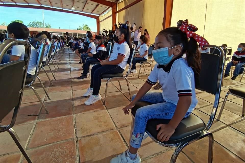 El lunes pasado, alumnos de una primaria en Ignacio Allende acudieron a la ceremonia de reinicio de clases presenciales, como parte de un plan piloto del Gobierno de Coahuila.