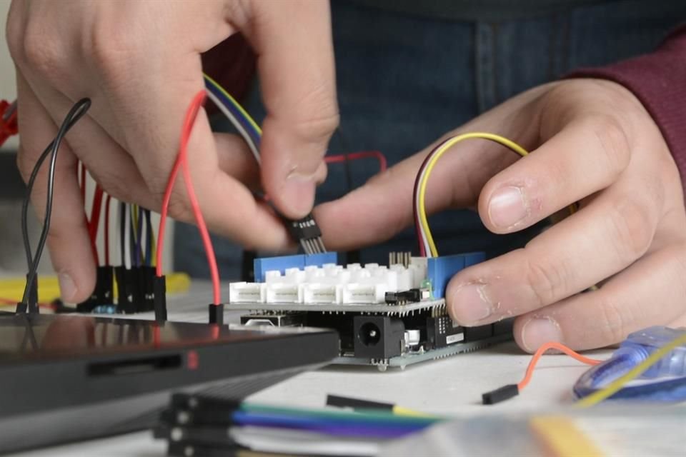 Estudiantes del Tec de Monterrey diseñaron un guante capaz de traducir documentos escritos en braille a audio para personas con ceguera.