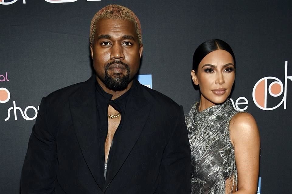 Kim Kardashian volvió a acompañar a su ex Kanye West, en otro evento de su próximo disco, pero esta vez lo hizo vestida de novia.