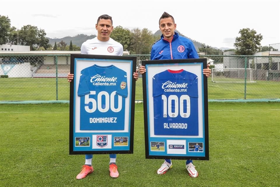 Los jugadores posaron con las playeras enmarcadas en La Noria.