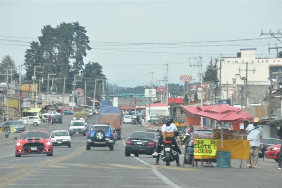 Narcomenudistas acuden en moto a Tres Marías, en Morelos, para vender drogas y productos robados, denunció un asiduo al automovilismo.