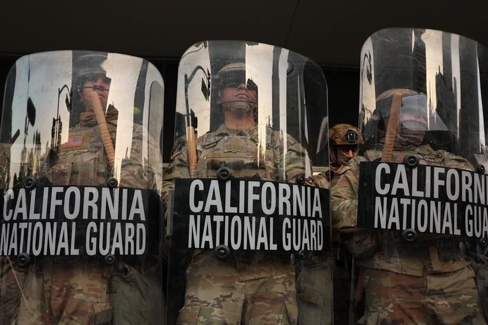 La Guardia Nacional resguarda un edificio en Los Ángeles, el 10 de junio.