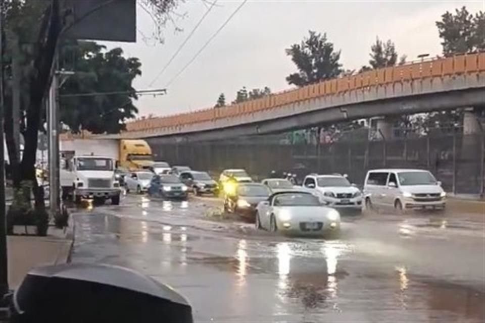 En la zona, personal de Tránsito de la SSC apoya a los servicios de emergencia para bajar el nivel del agua y agilizar la vialidad.