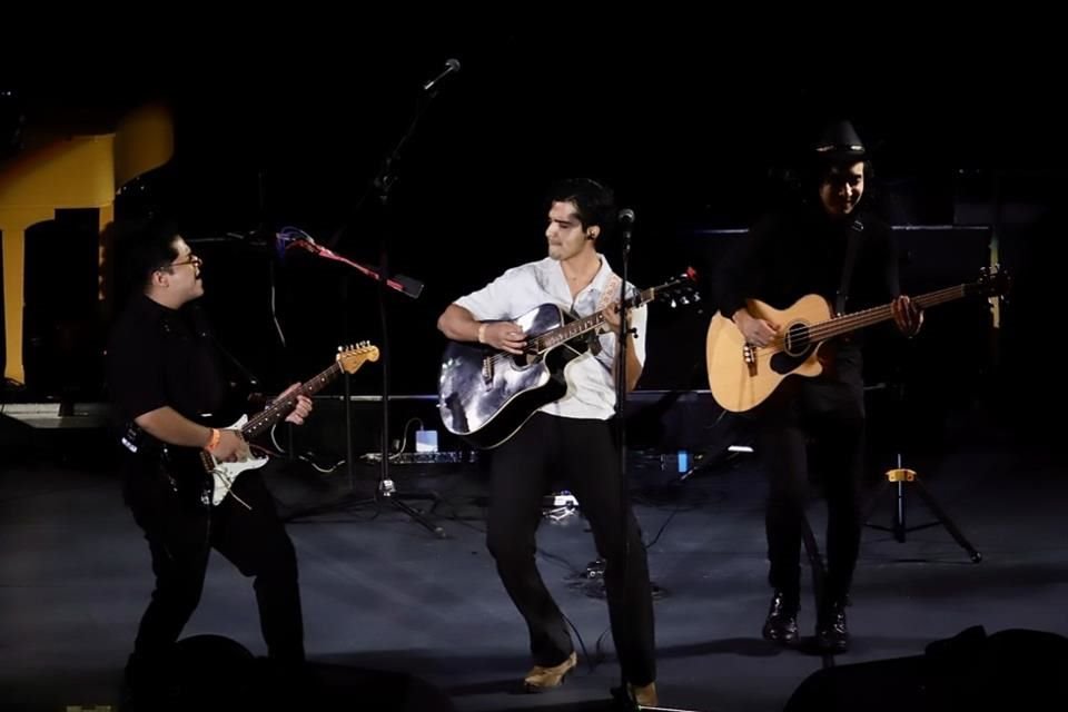 El músico Alanra fue el encargado de abrir el concierto de Ha*Ash.