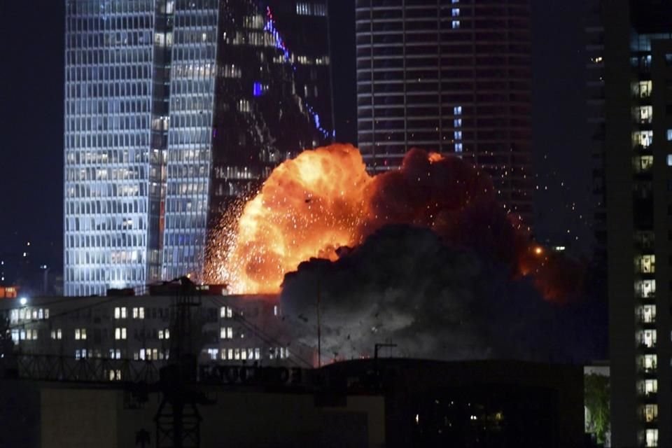Se observa una explosión durante un ataque con misiles en Tel Aviv.