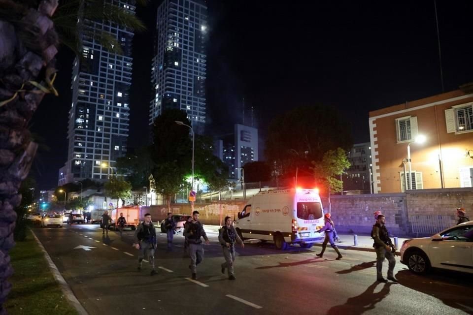 - Tropas israelíes y personal de emergencias se reúnen cerca de un edificio, presuntamente alcanzado por un misil lanzado desde Irán, en Tel Aviv.