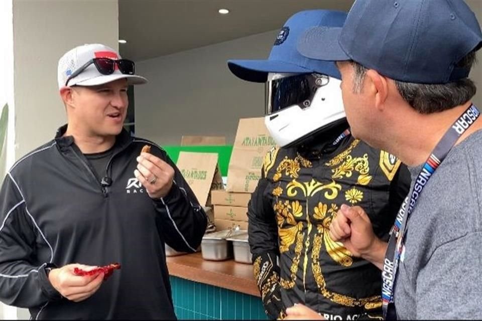 Los pilotos provaron la comida mexicana.