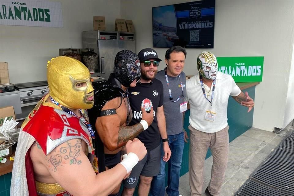 Los luchadores estuvieron presentes en el evento.