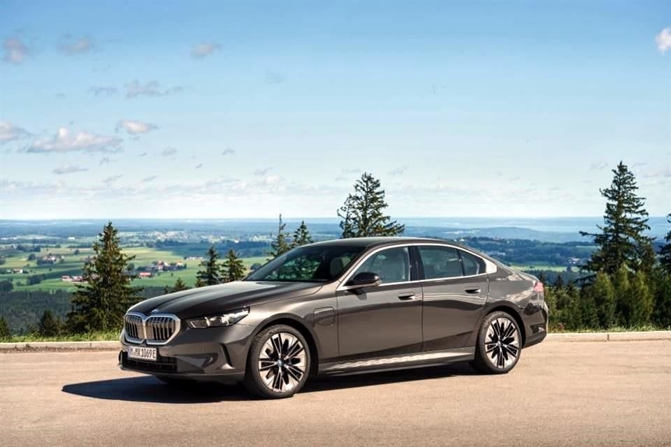 The maximum speed in electric mode is up to 140 kilometers per hour.