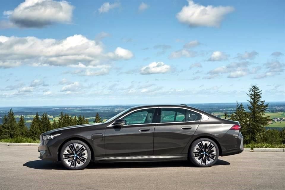 It has an 8-speed automatic transmission and rear-wheel drive.
