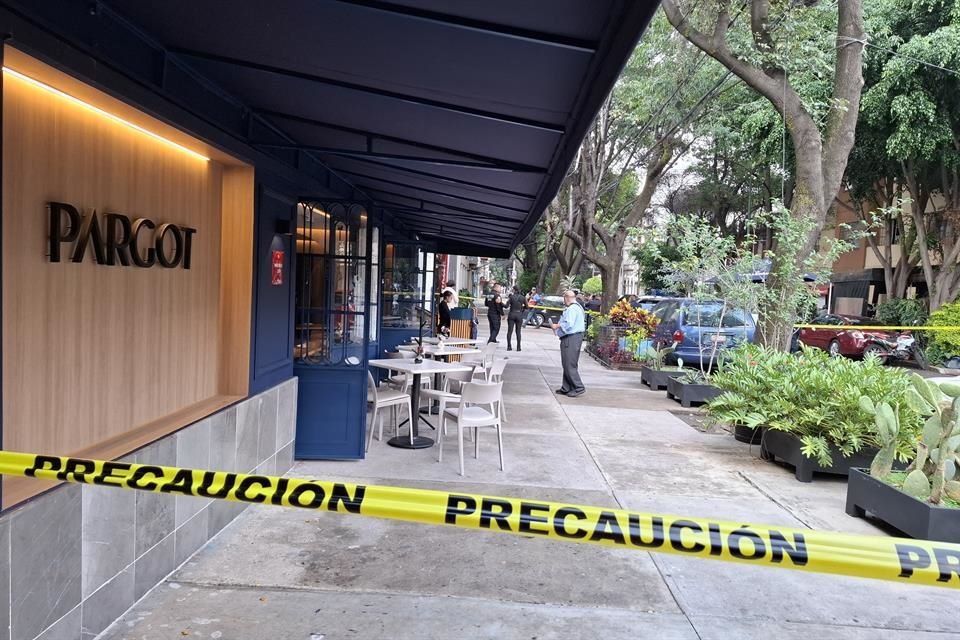 Primeros reportes señalan que posiblemente atacaría a uno de los comensales, quien al verlo, corrió.