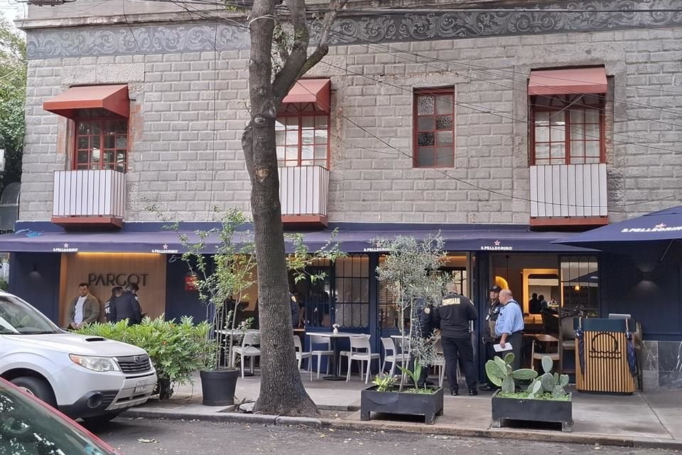 Dos personas fueron atendidas por crisis nerviosas y policías acordonaron la esquina mientras agentes de la Fiscalía buscan los casquillos.