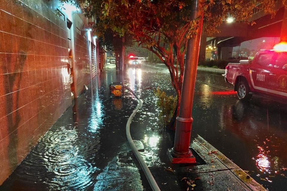 Bomberos acudieron a desazolvar anegaciones en la Colonia Puebla. 