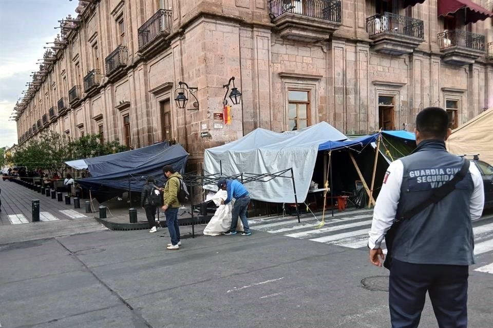 Después de más de 20 días, el plantón de los maestros de la CNTE frente al Palacio de Gobierno en Morelia, Michoacán fue levantado  como una 'muestra de voluntad' del magisterio disidente.