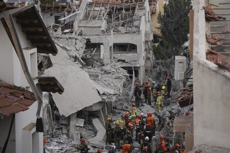 Fuerzas de seguridad israelíes inspeccionan casas destruidas en Rishon Lezion, Israel.