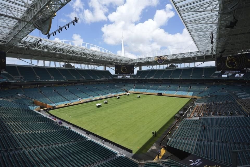 El campo del Hard Rock Stadium está listo para el duelo inaugural.