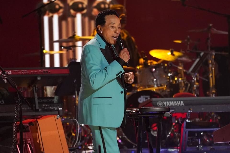 El cantante Smokey Robinson exigió a la corte que una de sus acusadoras declare en 14 días y pidió sanción económica a sus abogados.