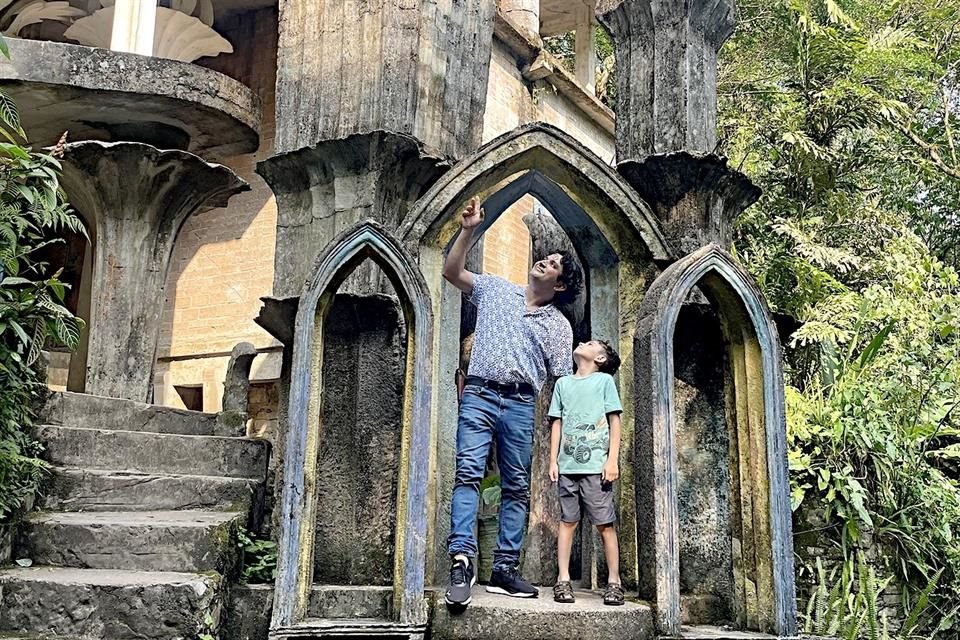 Go to the Edward James Las Pozas Sculpture Garden in Xilitla, SLP, which is said to be the most representative open-air sanctuary of surrealism in Mexico.