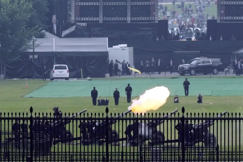 Trump fue recibido con cánticos de '¡USA! ¡USA!' y una salva de 21 cañonazos. 