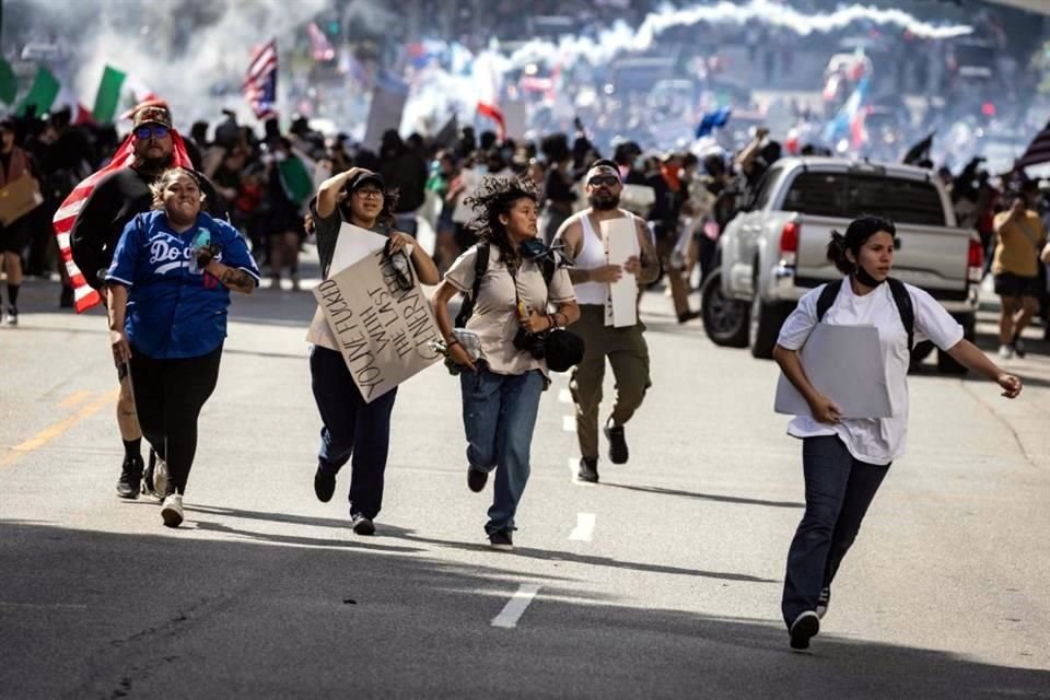 Los agentes del sheriff lanzaron cartuchos de gas lacrimógeno y proyectiles no letales contra la multitud.