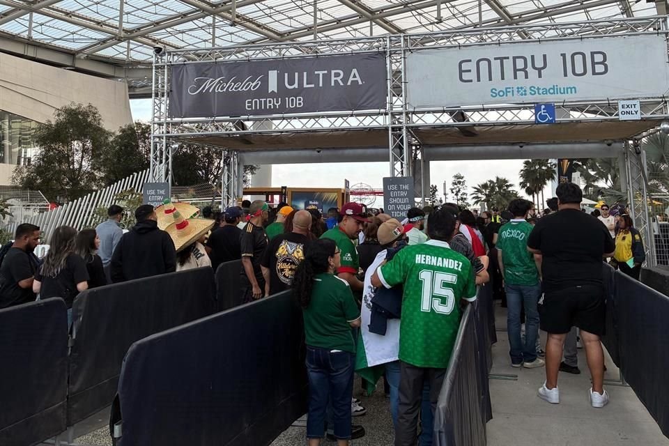 La afición que llegó al Estadio de Los Ángeles entró sin problemas.