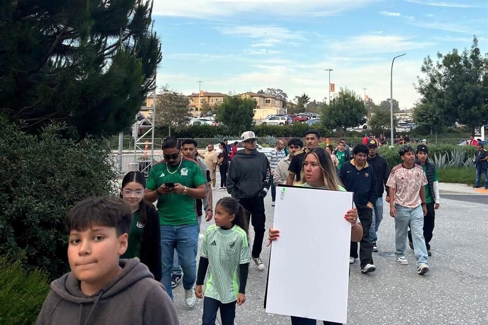 No se vio a elementos de migración en los alrededores del estadio.