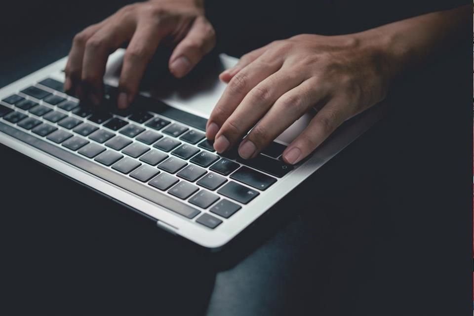 La 'Ley Censura' considera penas de hasta tres años de prisión a quienes emitan insultos en redes sociales.