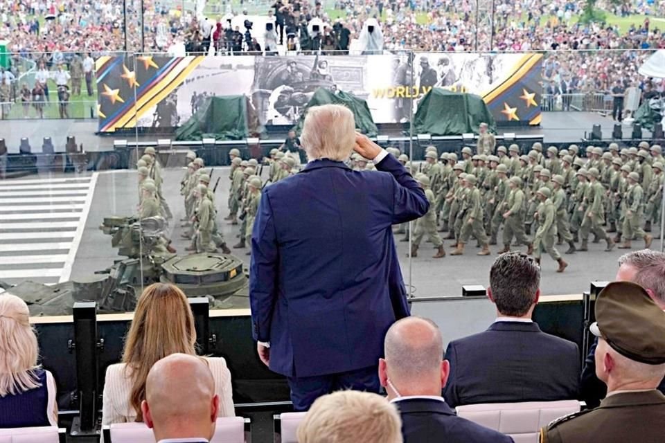 El Presidente Trump saluda a las tropas durante el desfile del 250 aniversario del Ejército de EU, en el que participaron unos 7 mil militares.