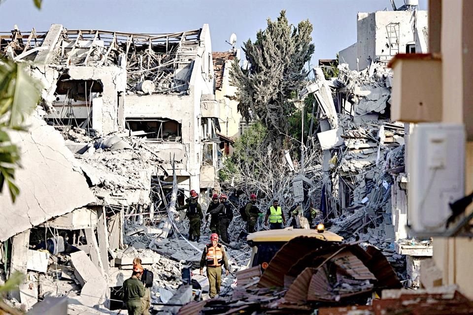 Un misil disparado desde Irán impactó al sur de Tel Aviv, provocando graves daños en inmuebles.