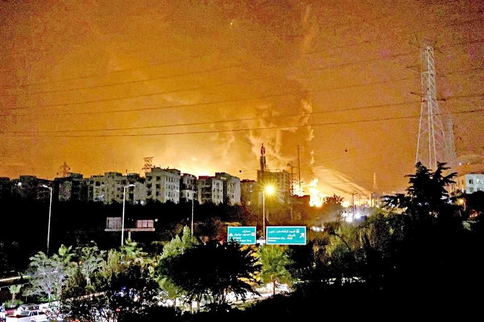 Los bombarderos israelíes atacaron ayer una refinería y dos depósitos de petróleo en Teherán (en la foto).