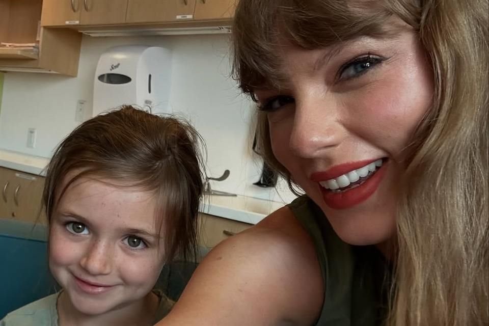 En el hospital convivió con el personal del inmueble y se tomó fotos, platicó y regaló memorabilia a los pequeños pacientes.