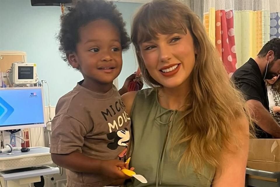 En uno de los videos compartidos, Swift entra en la habitación de un paciente y dice: 'Soy Taylor, encantada de conocerte'.