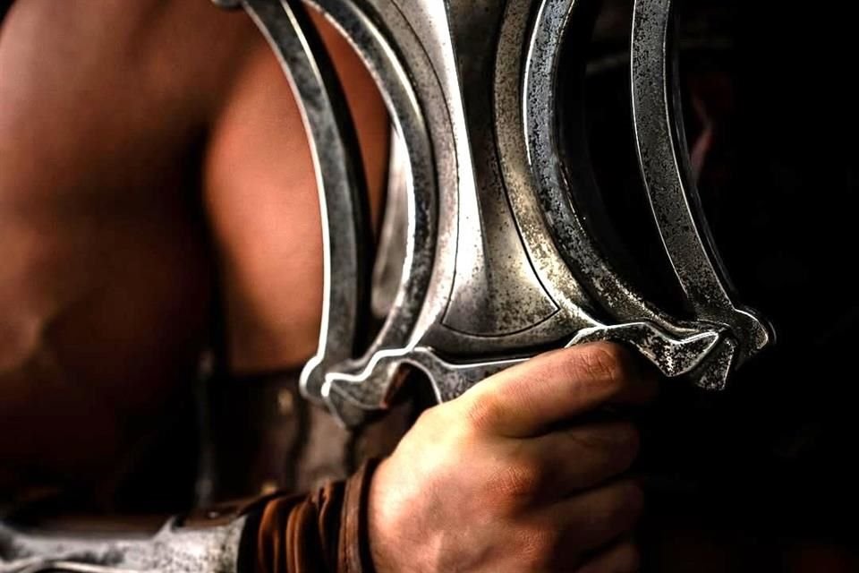 Además de Galitzine como He-Man, la película también está protagonizada por Camila Mendes como Teela y Jared Leto como Skeletor.