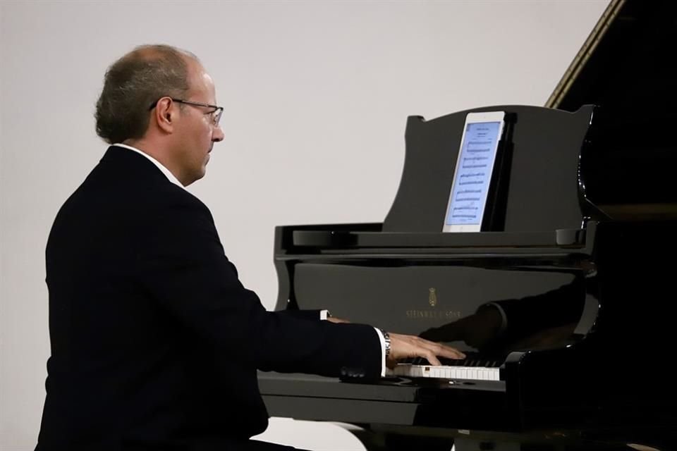 Al término, el pianista Mauricio Nader ofreció un recital.