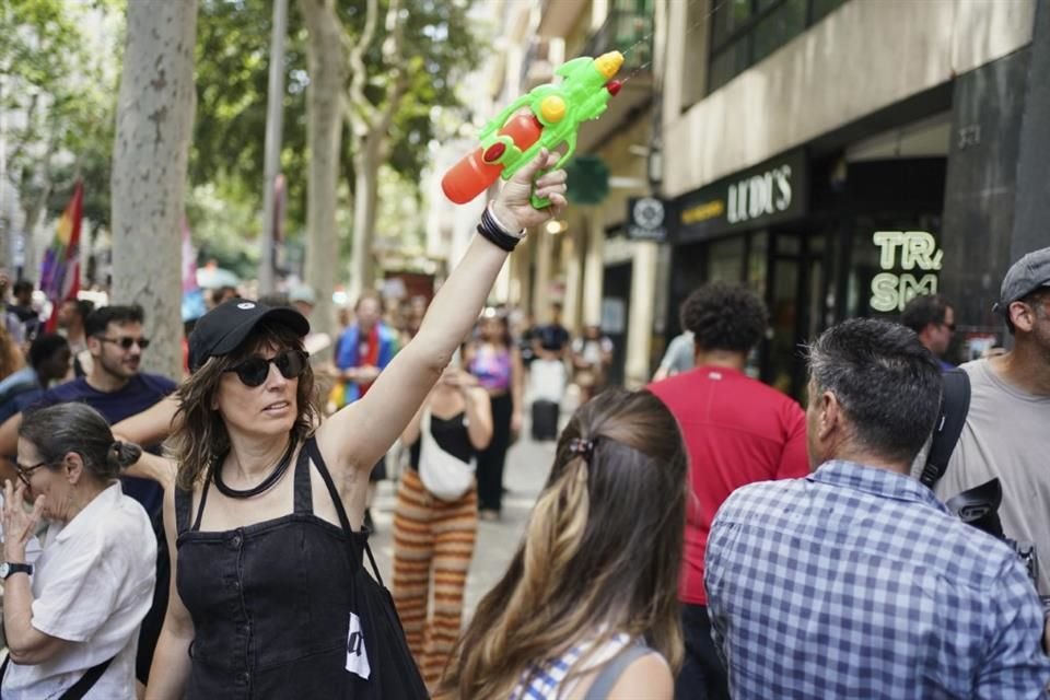 Una manifestante con una pistola de agua participa en una protesta contra el turismo excesivo, el 15 de junio de 2025, en Barcelona.