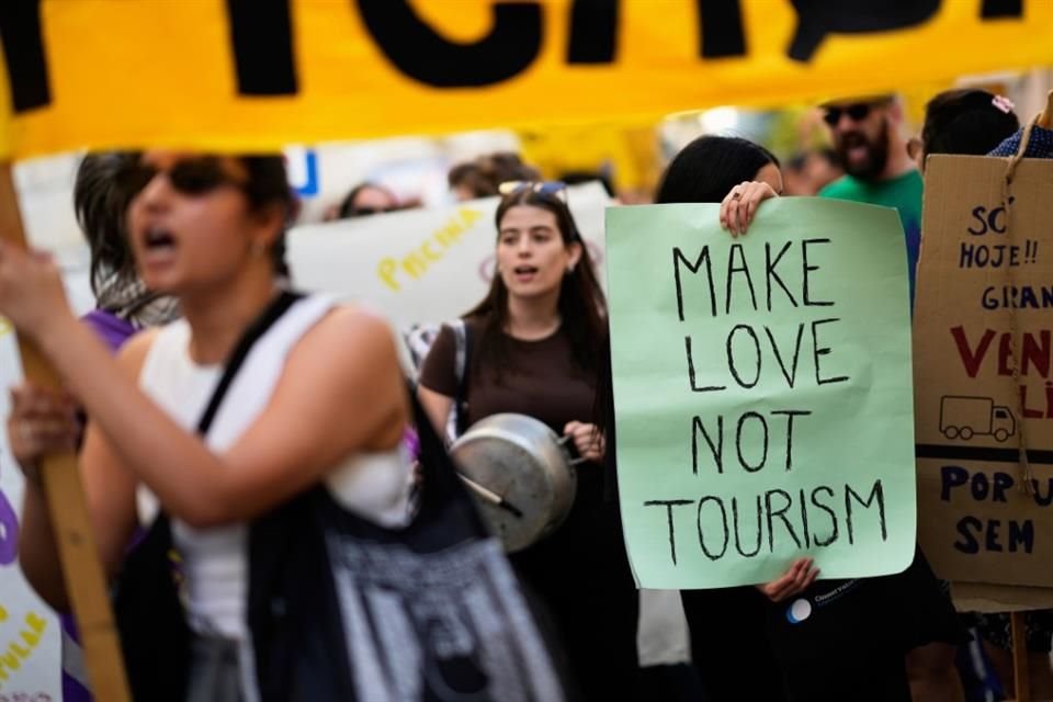 Manifestantes durante una protesta contra el turismo masivo en Lisboa, el 15 de junio del 2025.