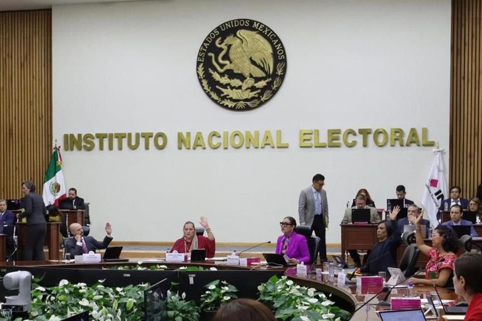 Consejeros denunciaron que aunque se había aprobado la lista definitiva de las personas que emitirían voto anticipado, personal del Registro Federal de Electores decidió reabrirla e incluir más votantes.